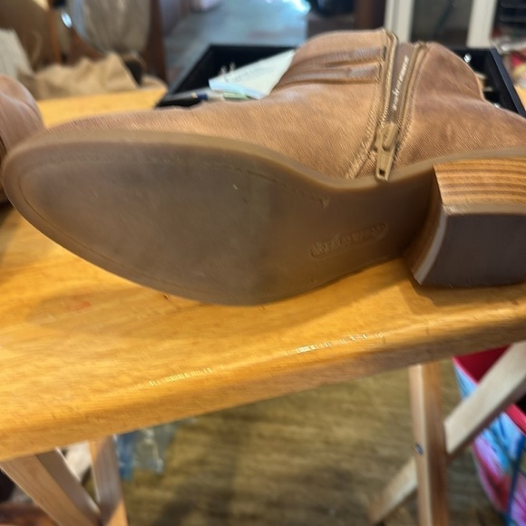 Relativity tan ankle boots an excellent used condition very lightly used. size 8 - Picture 7 of 8